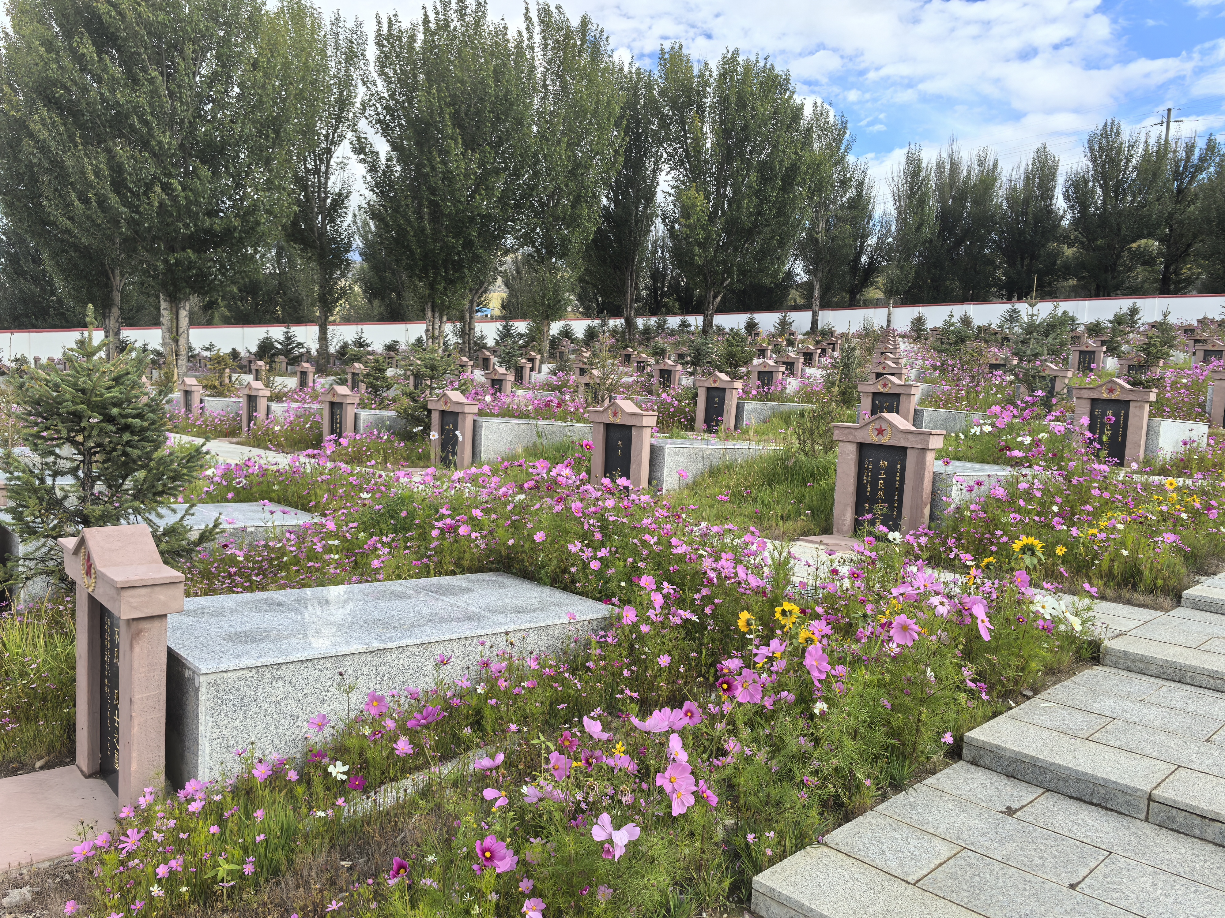 捐資800萬，修繕改建稻城烈士陵園