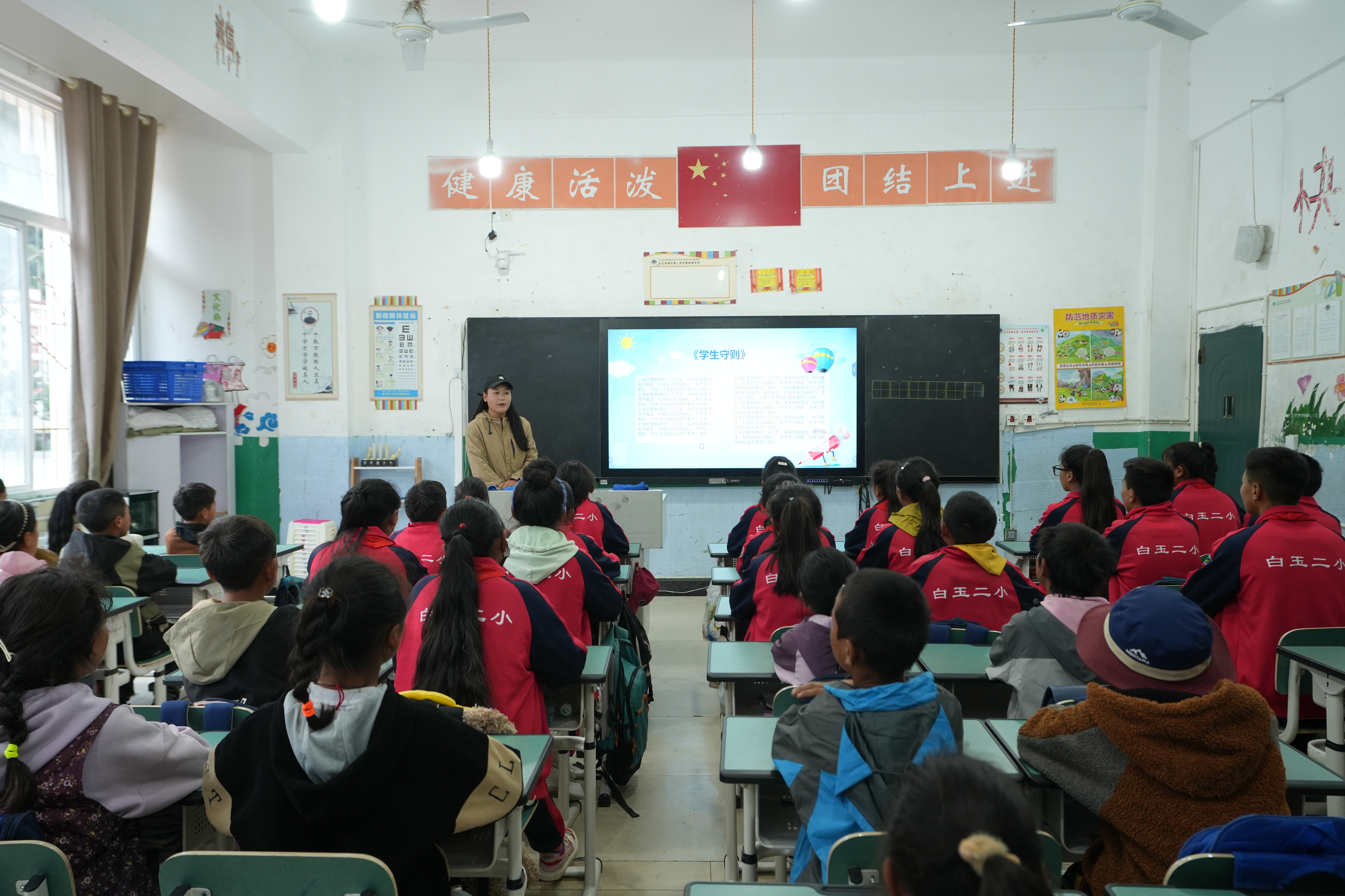 捐建白玉縣電教室，改善基礎(chǔ)教學(xué)條件